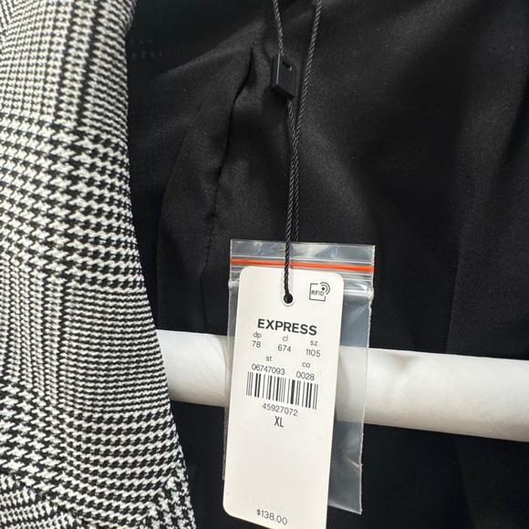 Express Cropped Plaid Woman’s Blazer – Black/White – NWT -Plus Size /XL - Picture 10 of 12